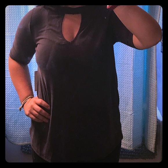 Cute shirt with small peek a boo on chest - Picture 5 of 5